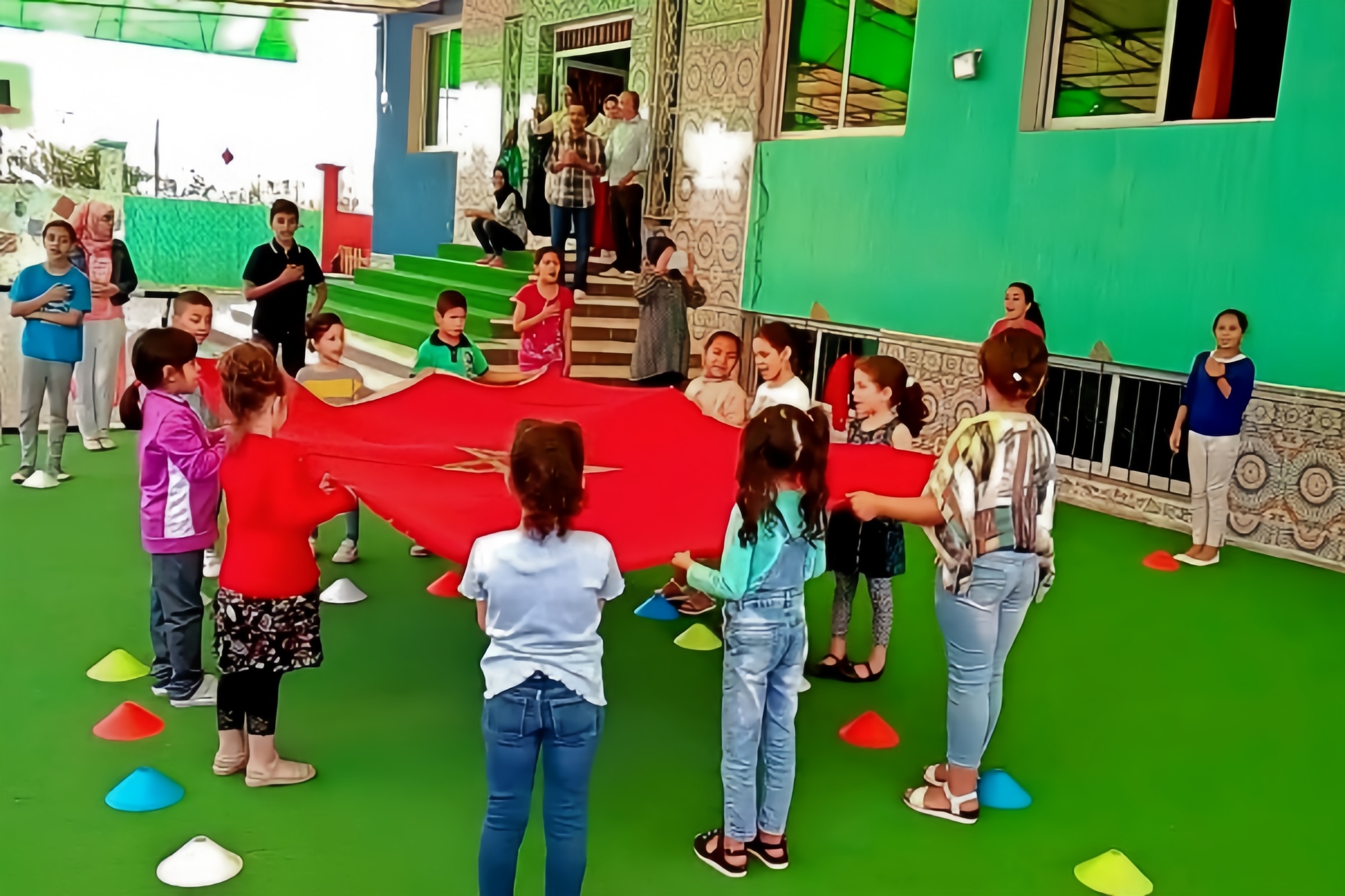 Élèves réalisant une expérience scientifique en laboratoire