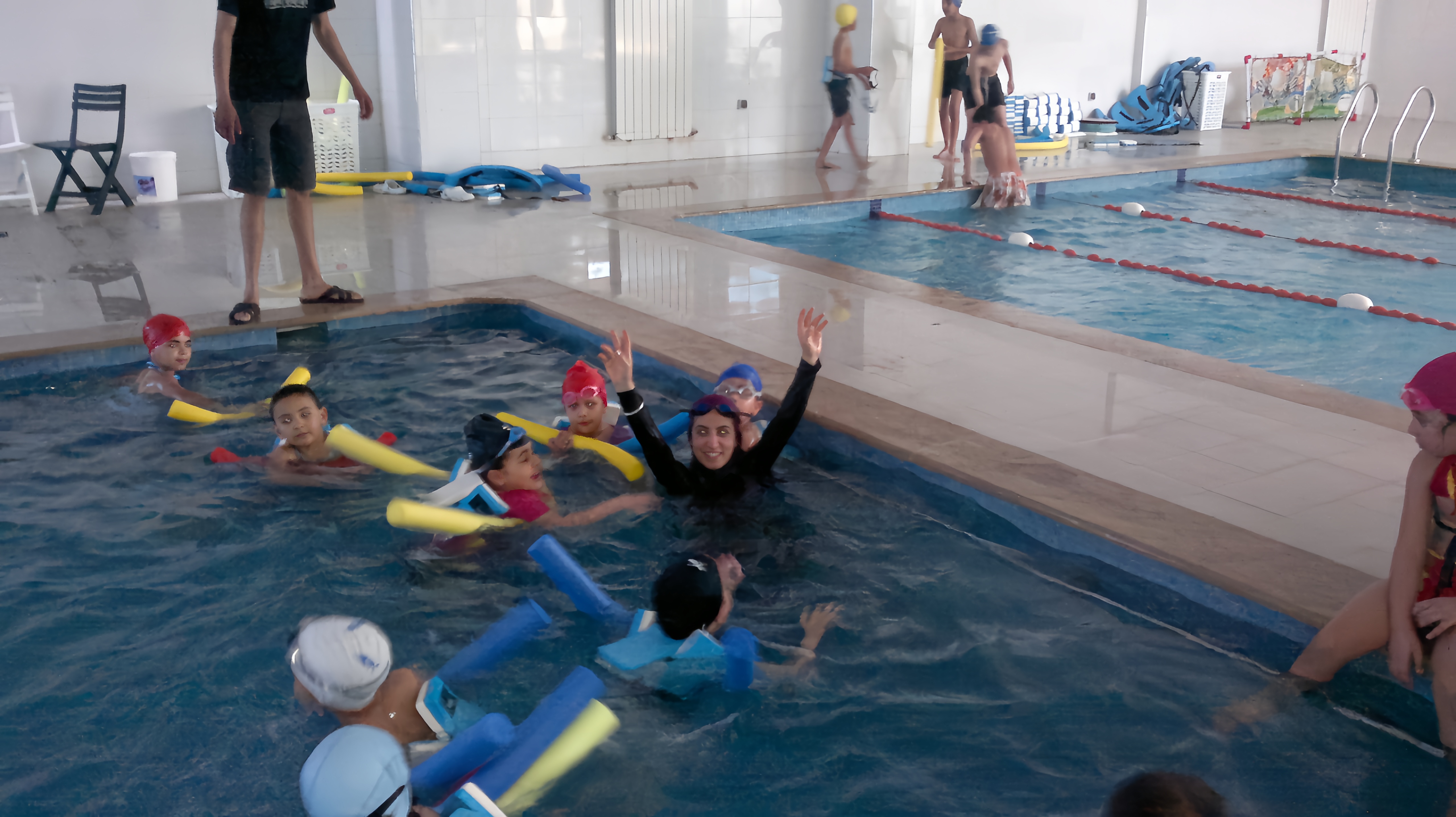 Élèves apprenant à jouer d'instruments de musique
