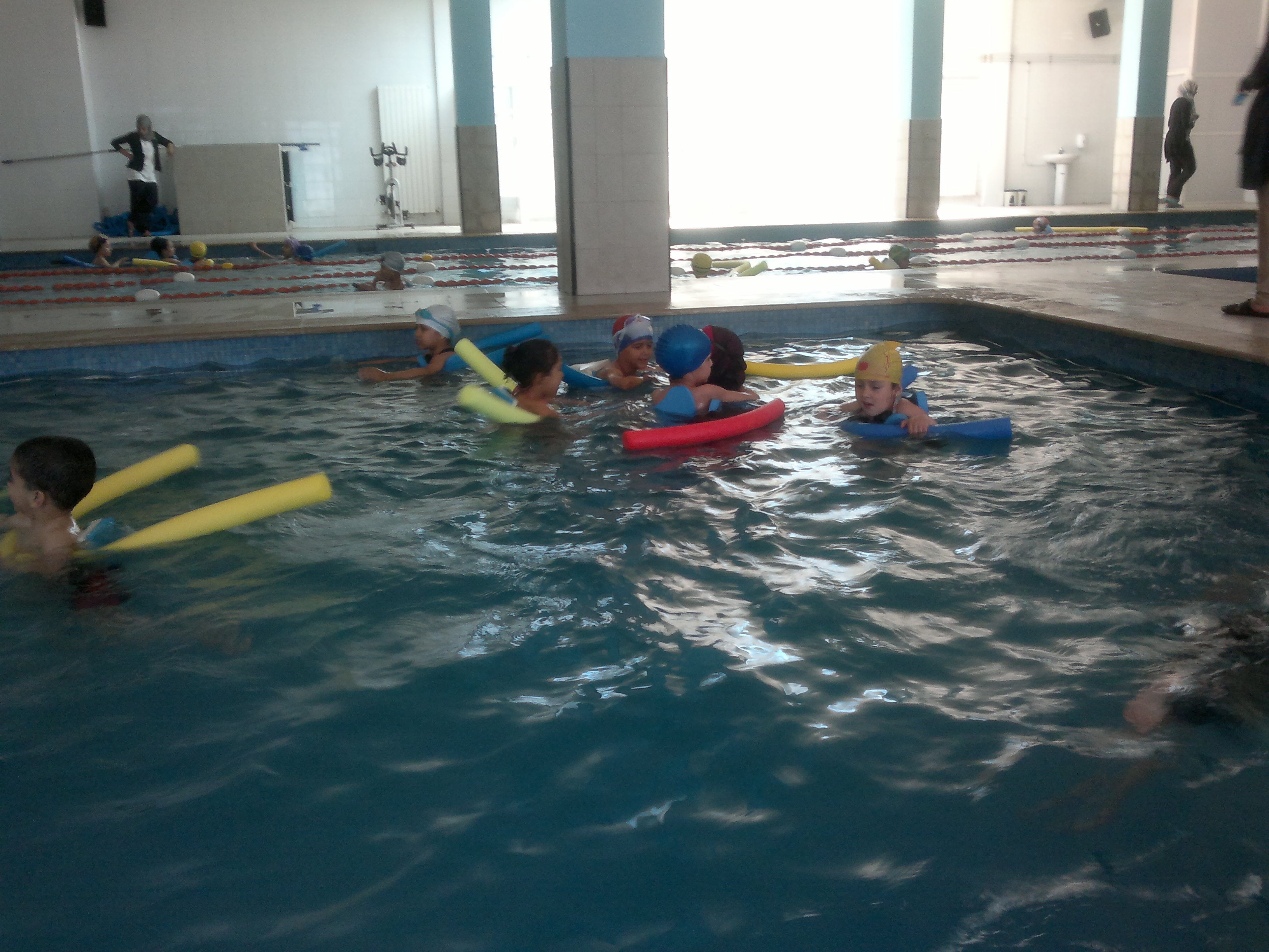 Élèves prenant un cours dans la piscine intérieure