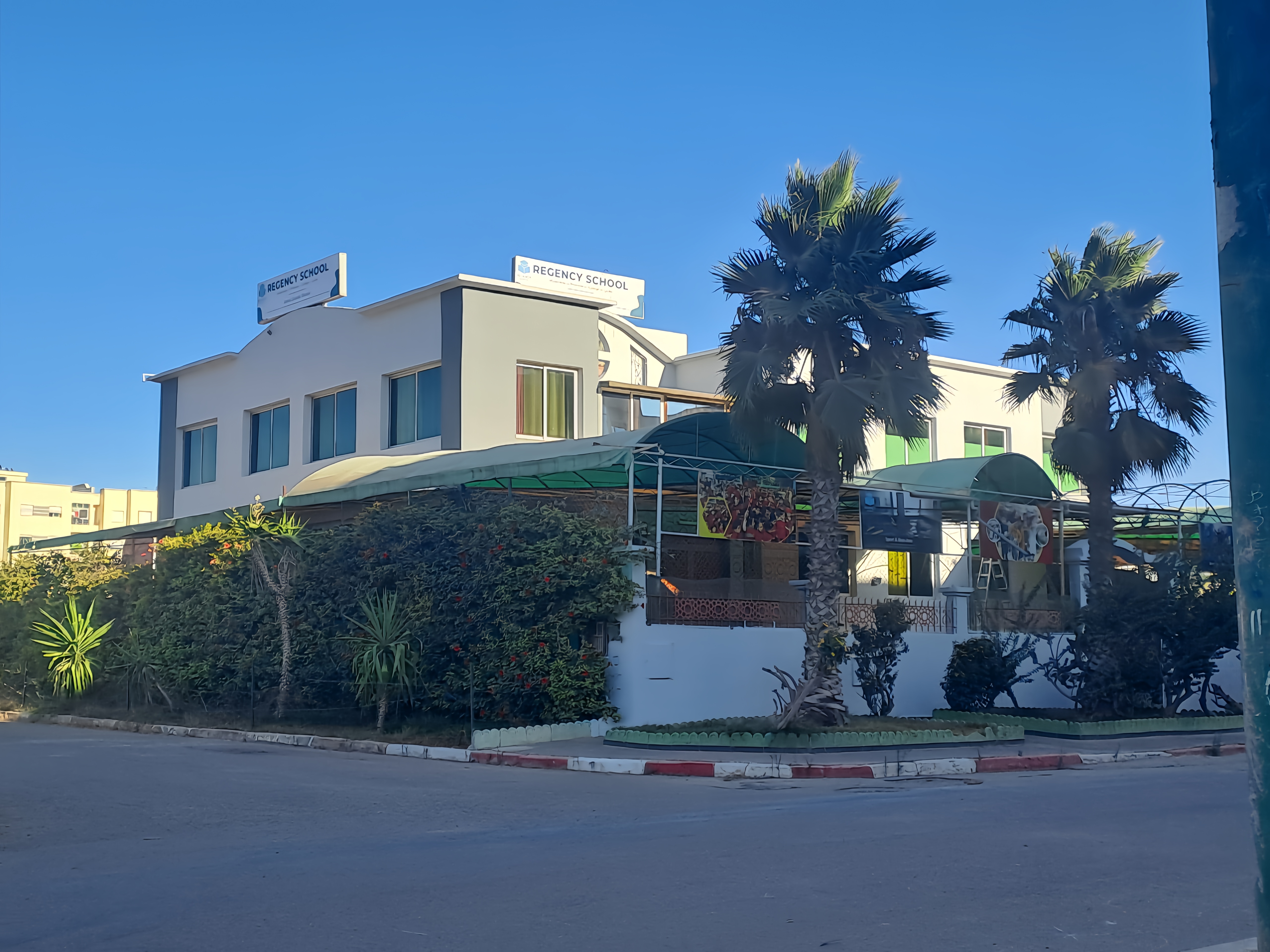 Élèves dans une salle de classe moderne de l'École Regency